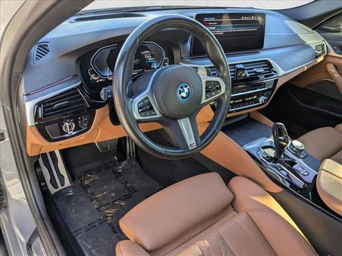 Used 2022 BMW 530e w/ Premium Package image 11