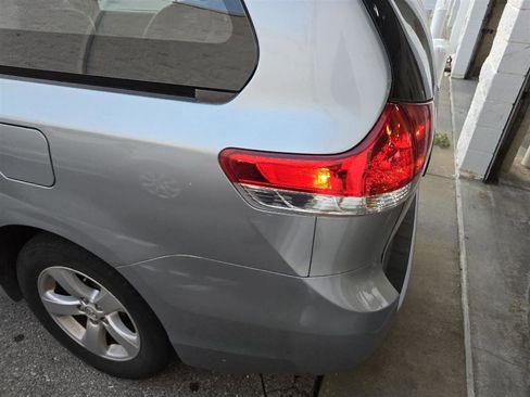 Used 2013 Toyota Sienna L image 1