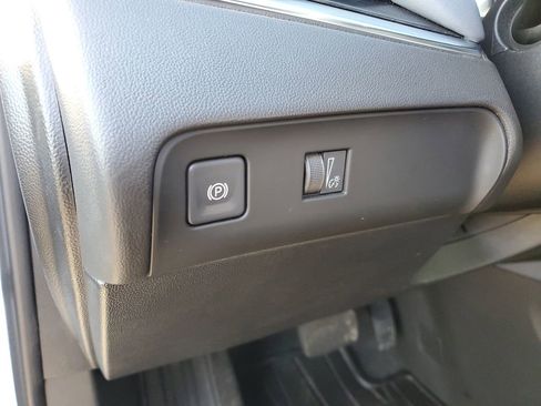 Used 2023 Buick Enclave Essence image 9