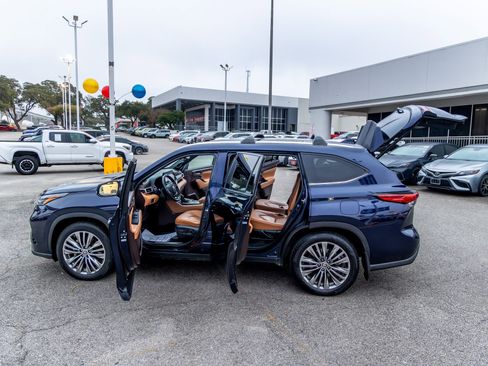 Used 2021 Toyota Highlander Platinum image 12