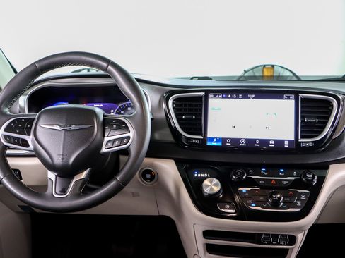 Used 2023 Chrysler Pacifica Touring-L FWD image 17