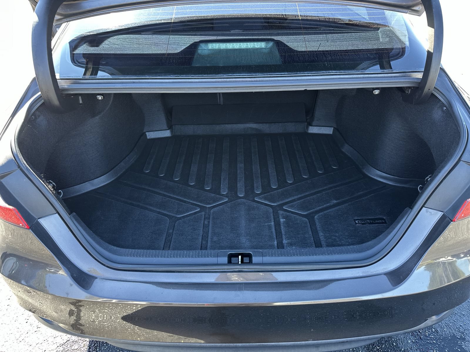 Used 2018 Toyota Camry LE FWD image 32