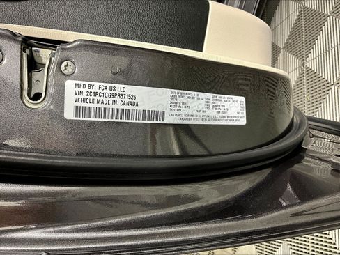 Used 2023 Chrysler Pacifica Limited FWD image 19