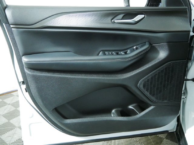 Used 2023 Jeep Grand Cherokee L Laredo AWD/4WD image 19