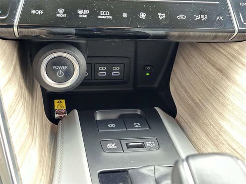 Used 2023 Toyota Venza Limited image 6