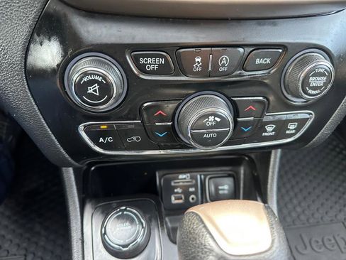 Used 2017 Jeep Cherokee Latitude w/ Comfort/Convenience Group image 21