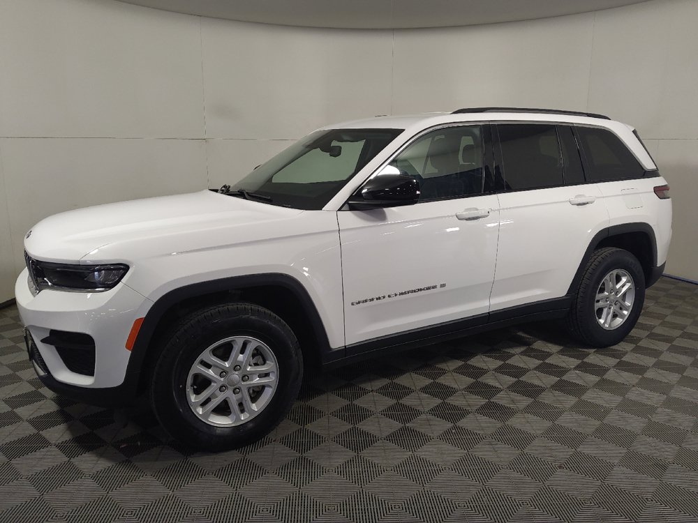 Used 2023 Jeep Grand Cherokee Laredo w/ Luxury Tech Group I AWD/4WD image 2