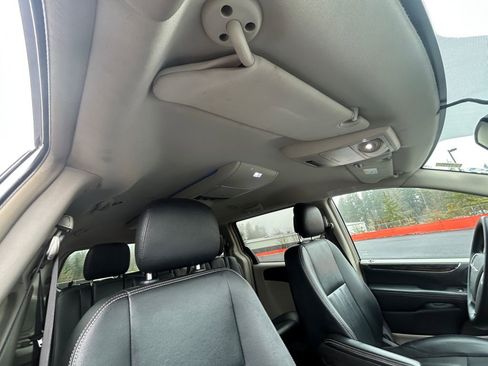 Used 2015 Chrysler Town & Country Touring image 27