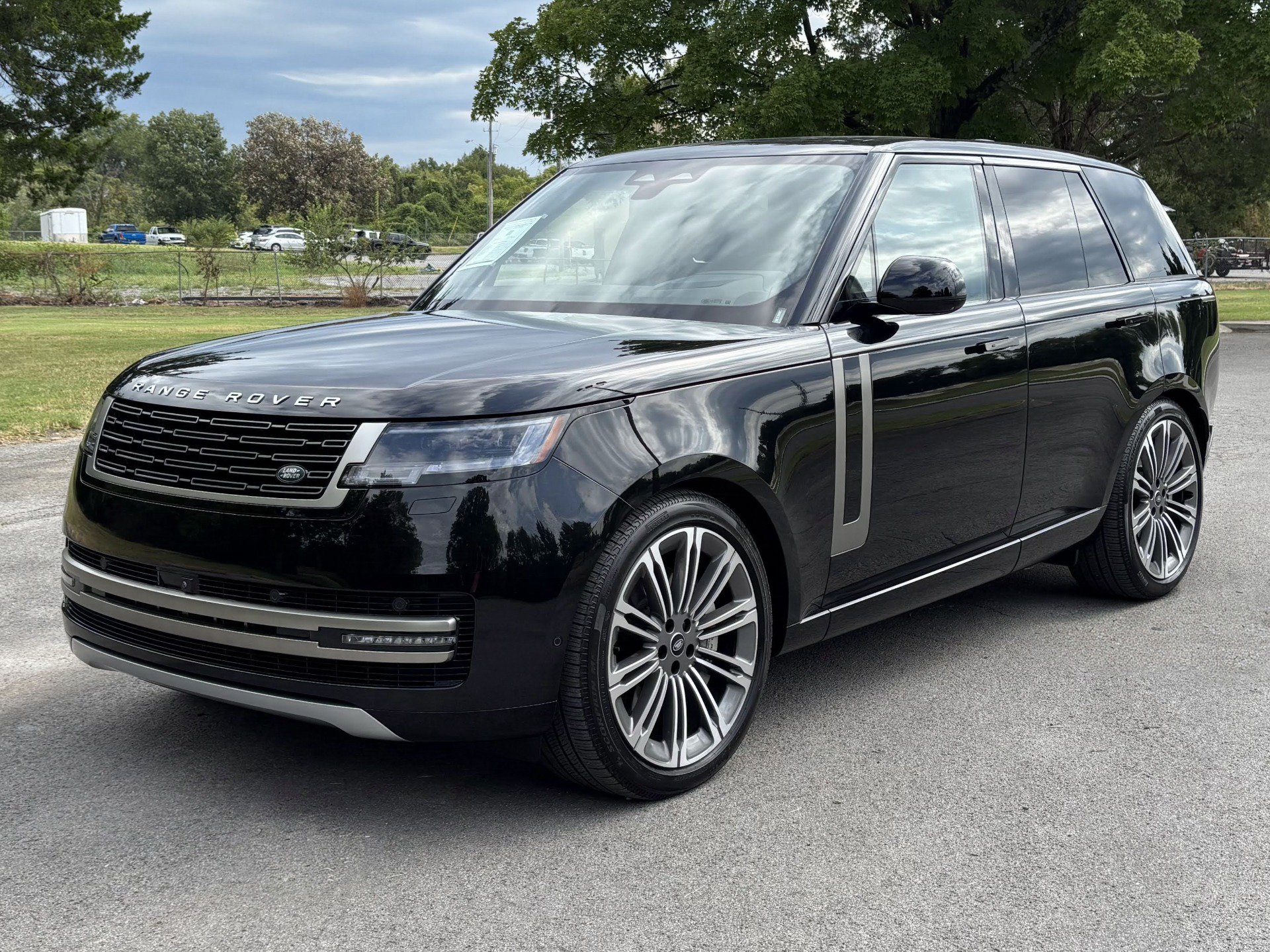Used 2025 Land Rover Range Rover SE AWD/4WD image 2