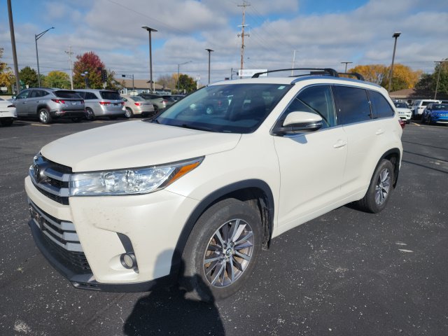 Used 2017 Toyota Highlander XLE AWD/4WD image 2