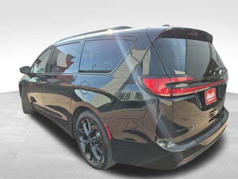 Used 2025 Chrysler Pacifica Limited image 4