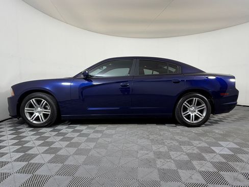 Used 2014 Dodge Charger SXT RWD image 2