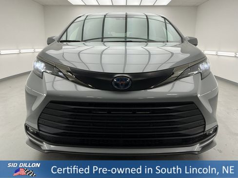 Used 2022 Toyota Sienna XLE Woodland Edition image 2