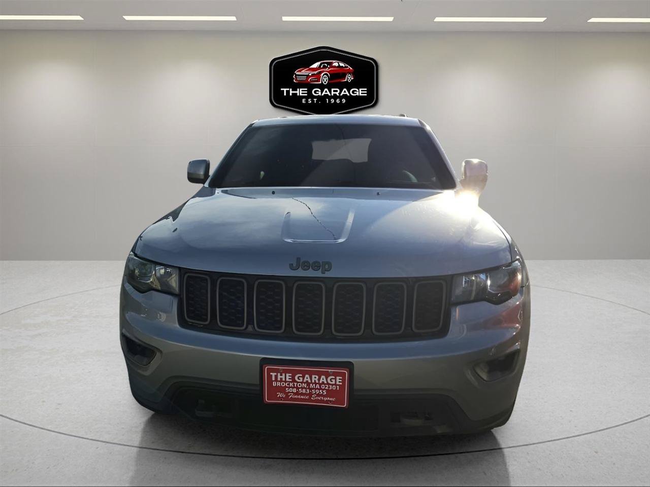 Used 2017 Jeep Grand Cherokee Laredo AWD/4WD image 2