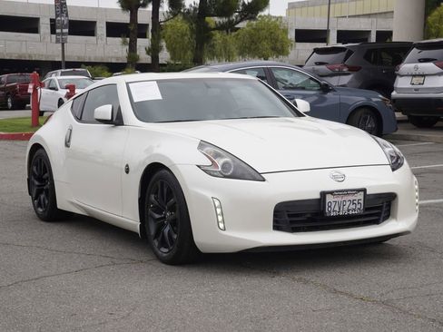 Used 2020 Nissan 370Z Coupe RWD image 2