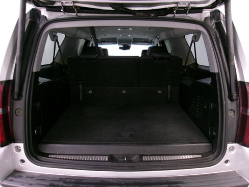 Used 2018 Chevrolet Suburban LT image 13