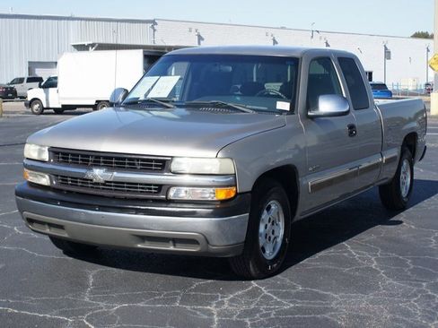 Used 2002 Chevrolet Silverado 1500 LS image 2