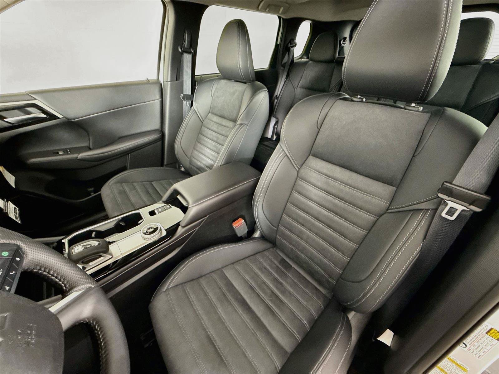 New 2026 Mitsubishi Outlander SE FWD image 2