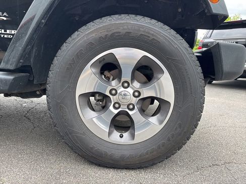Used 2017 Jeep Wrangler Unlimited Sahara w/ Connectivity Group AWD/4WD image 45