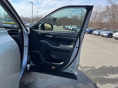 Certified 2025 Toyota Highlander XLE image 34