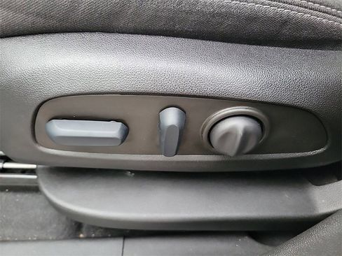 Used 2022 GMC Terrain SLE w/ Driver Convenience Package image 16