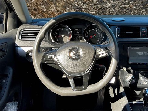 Used 2017 Volkswagen Jetta S image 5