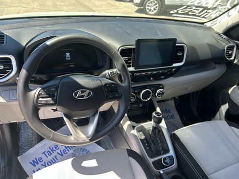 Used 2025 Hyundai Venue SEL FWD image 15