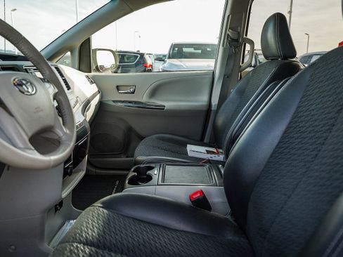 Used 2014 Toyota Sienna SE image 19