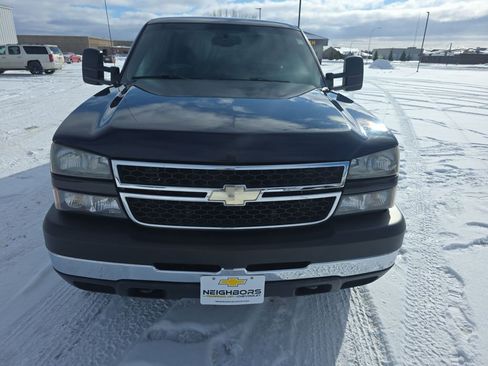 Used 2006 Chevrolet Silverado 2500 LT w/ Heavy-Duty Power Package image 8