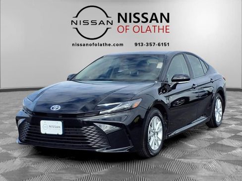 Used 2025 Toyota Camry Hybrid image 1