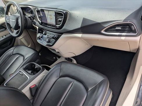 Used 2023 Chrysler Pacifica Touring-L FWD image 21