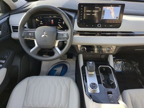 New 2025 Mitsubishi Outlander Platinum Edition image 17