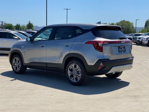 New 2026 Kia Seltos LX FWD image 6