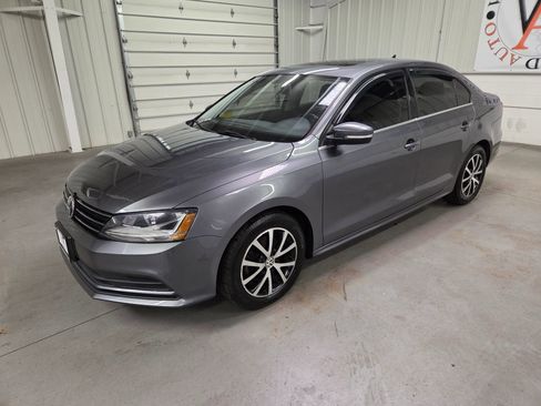 Used 2017 Volkswagen Jetta SE image 2