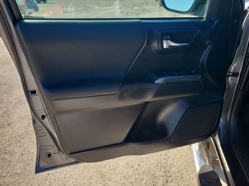 Used 2019 Toyota Tacoma TRD Off-Road image 41