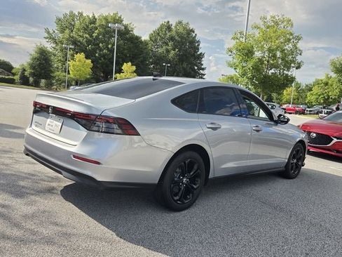 Used 2025 Honda Accord SE image 9
