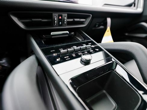 Certified 2026 Porsche Cayenne AWD/4WD image 20