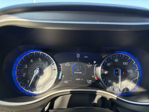 Used 2023 Chrysler Pacifica Touring-L FWD image 16