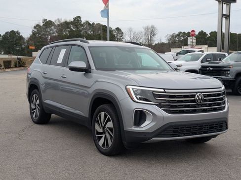 Used 2025 Volkswagen Atlas SE image 2