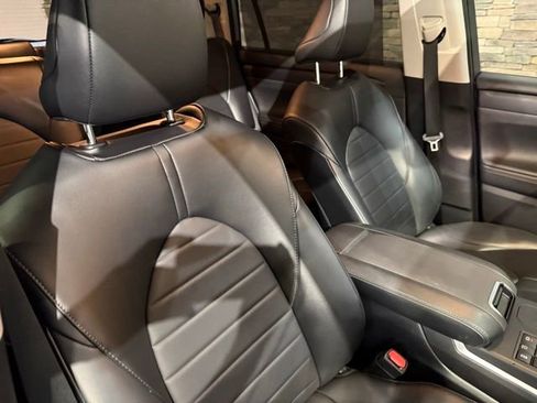 Used 2024 Toyota Highlander XLE image 3