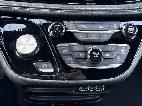 Used 2024 Chrysler Pacifica Limited FWD image 31