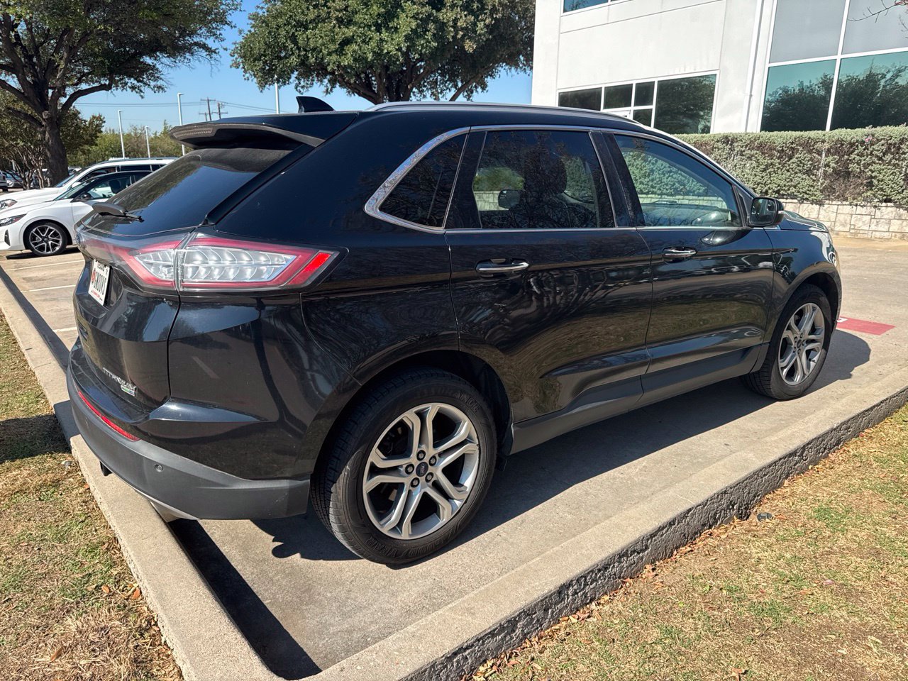 Used 2018 Ford Edge Titanium w/ Technology Package AWD/4WD image 4