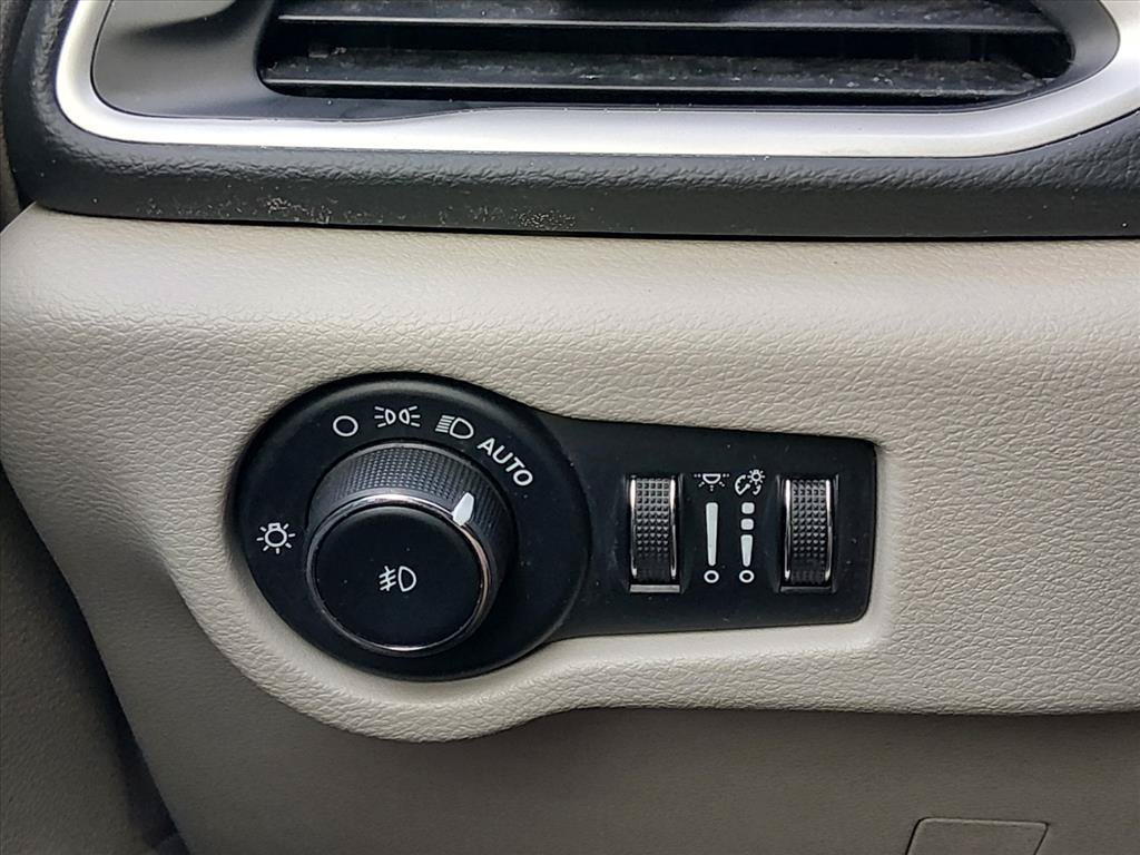 Used 2023 Chrysler Pacifica Touring-L FWD image 25