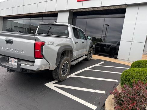 Used 2024 Toyota Tacoma TRD Off-Road AWD/4WD image 5