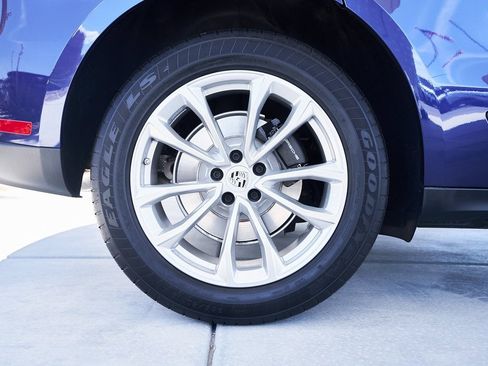 Used 2024 Porsche Macan image 9