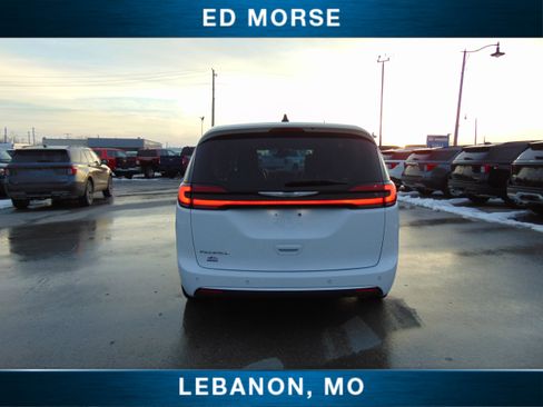 Used 2023 Chrysler Pacifica Touring-L image 7