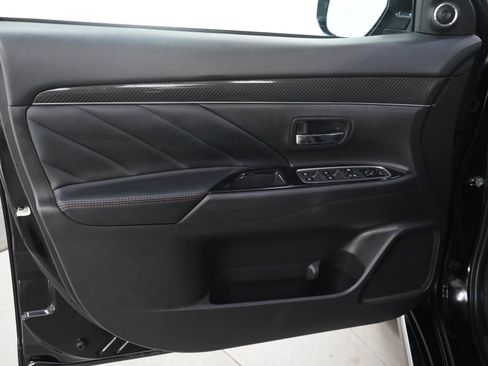Used 2022 Mitsubishi Outlander 4WD Plug-In Hybrid image 20