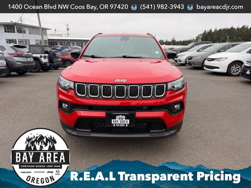 Used 2024 Jeep Compass Latitude AWD/4WD image 2