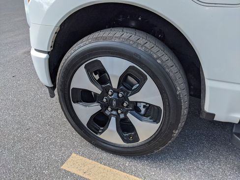 Used 2024 Ford F150 Lightning Platinum image 38