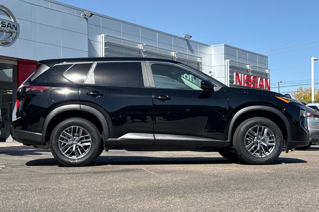 Used 2026 Nissan Rogue SV AWD/4WD image 3